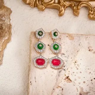 Brincos geométricos de cabochón pavé de três camadas