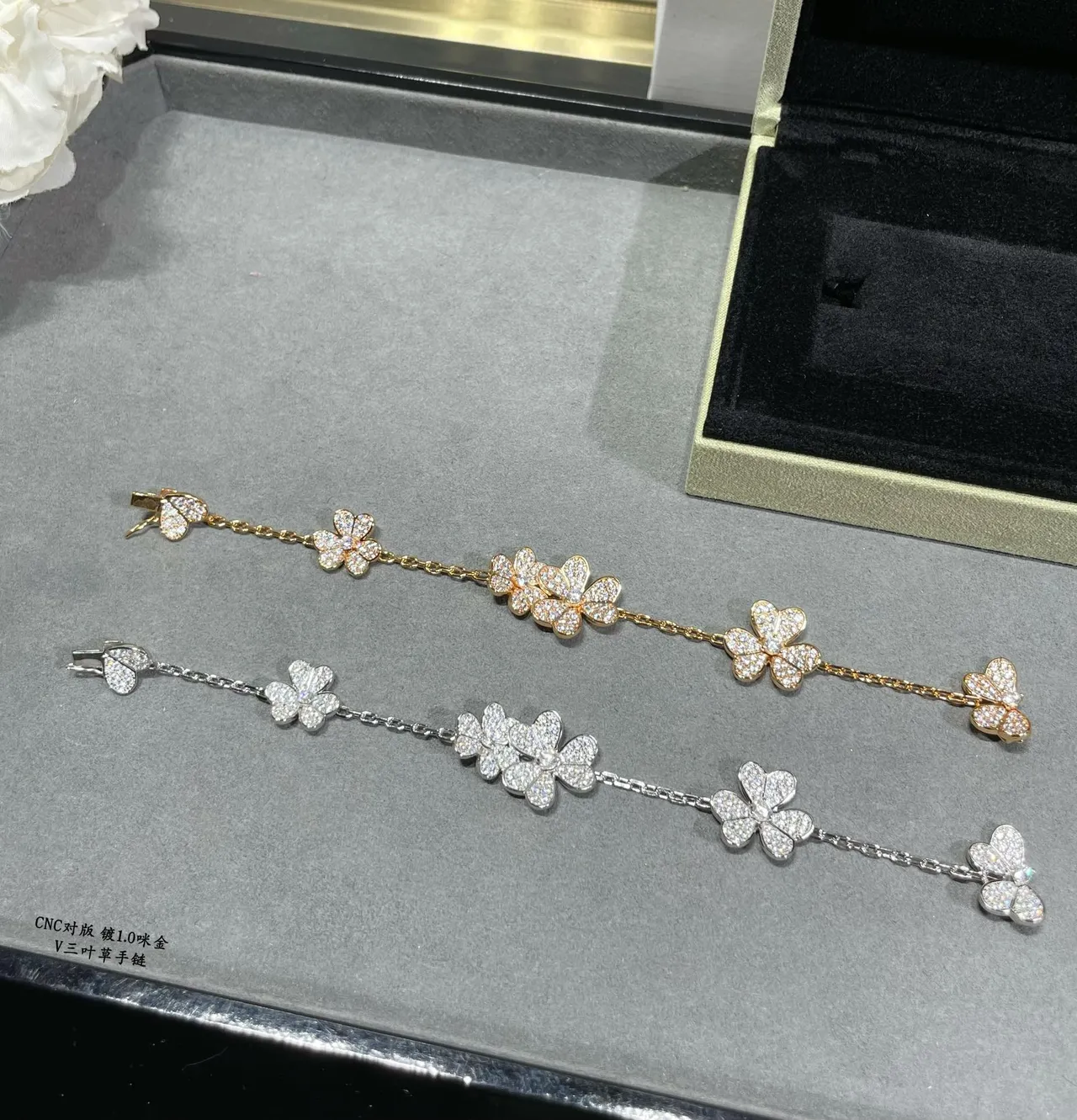 V Clover Bracelet Bracelet en or et argent avec liens floraux pavé connectés par chaîne 3