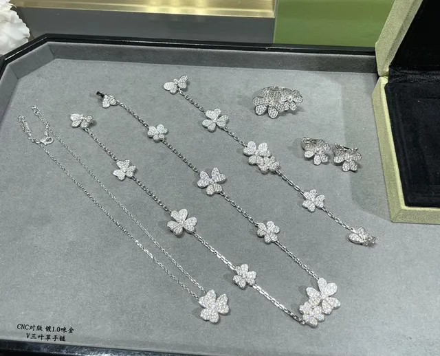 V Clover Bracelet Bracelet en or et argent avec liens floraux pavé connectés par chaîne 4