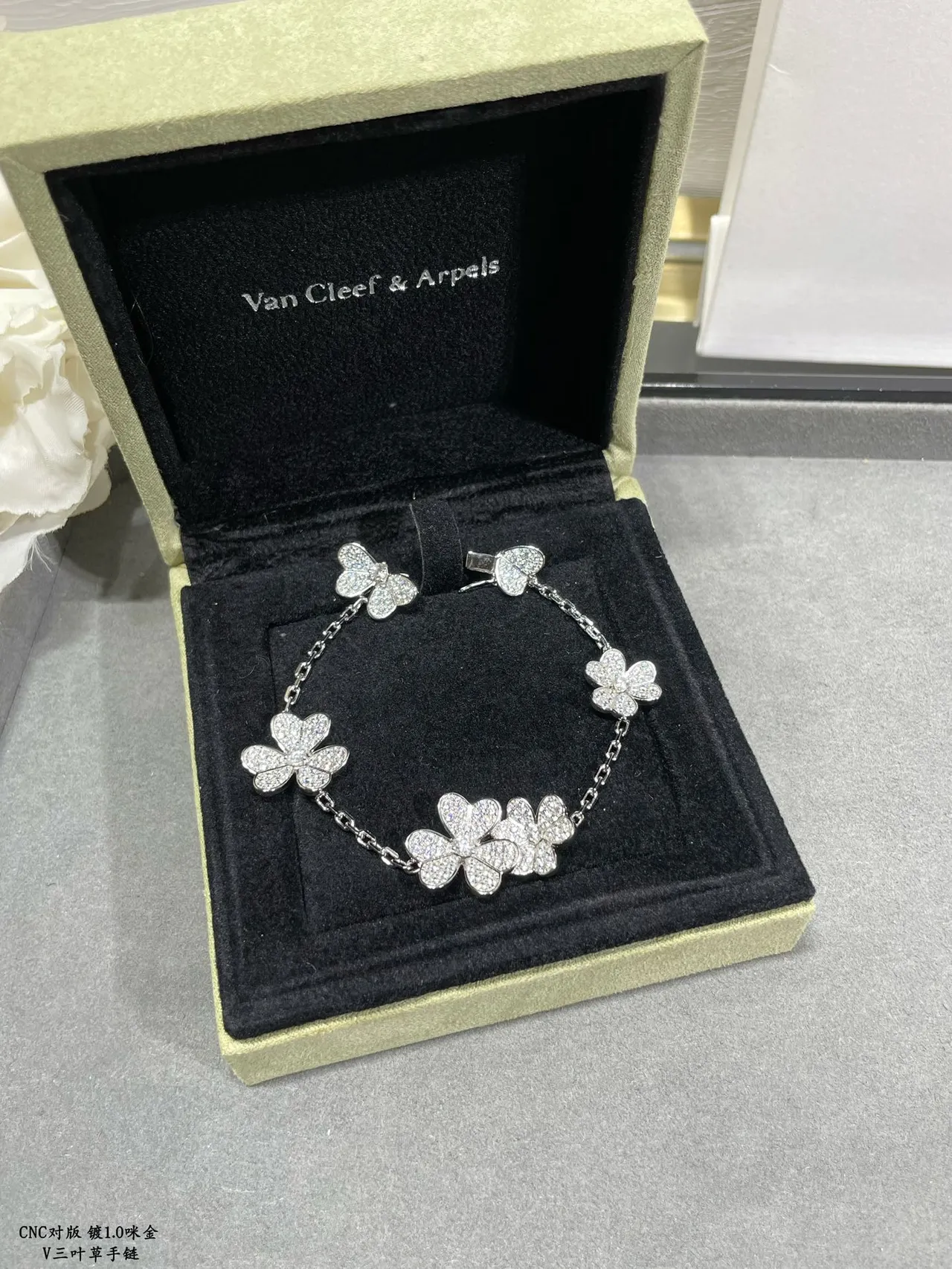 V Clover Bracelet Bracelet en or et argent avec liens floraux pavé connectés par chaîne 5