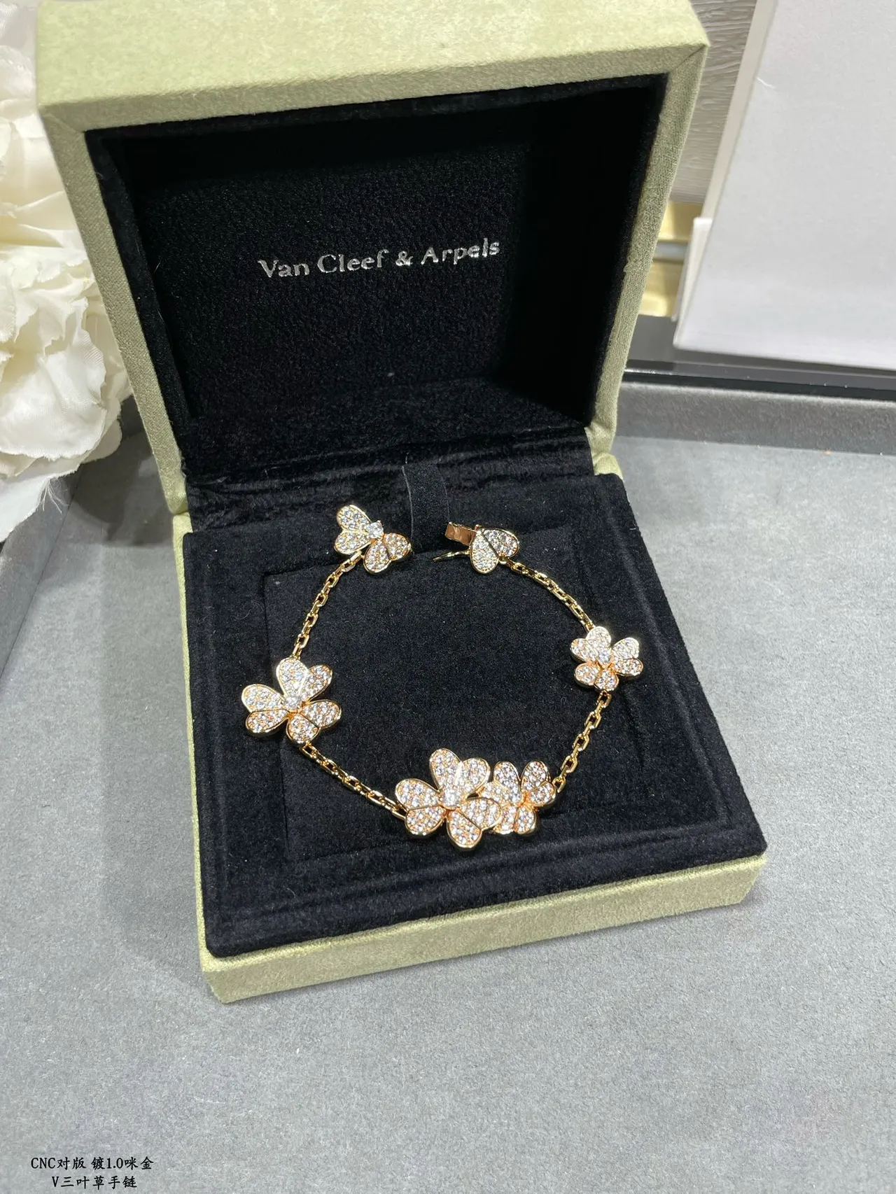 V Clover Bracelet Bracelet en or et argent avec liens floraux pavé connectés par chaîne 6