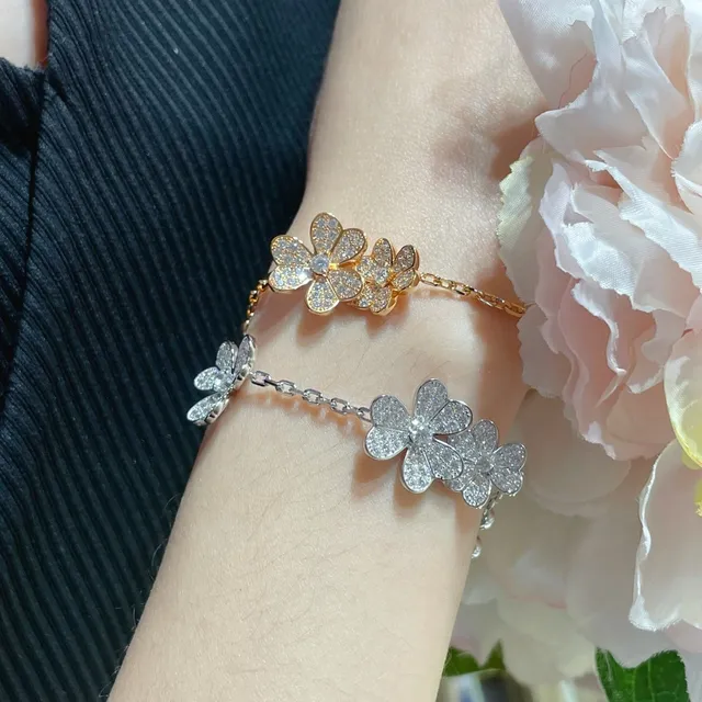 V Clover Bracelet Bracelet en or et argent avec liens floraux pavé connectés par chaîne 9