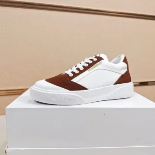 حذاء أسلوب حياة أبيض وبني بألواح سويد وكانفاس