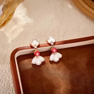 Brincos pendentes em forma de leque com detalhes de cristal branco e vermelho