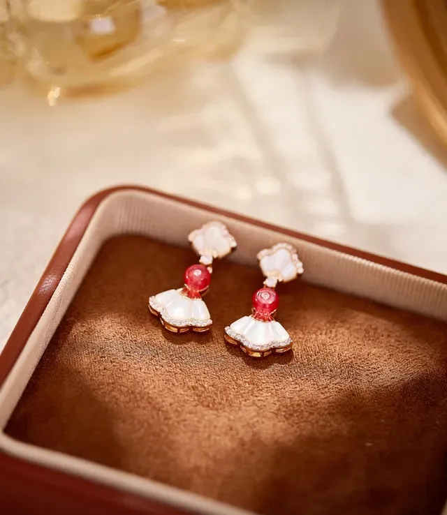 White and Red Fan-Shaped Crystal-Detailed Dangling Earrings 3