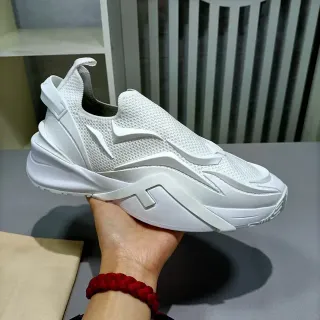 حذاء رياضي أبيض slip-on بتيشيرت ميش تريكو