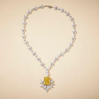 Collier chaîne motif feuille argent jaune gemme centrale coupe émeraude