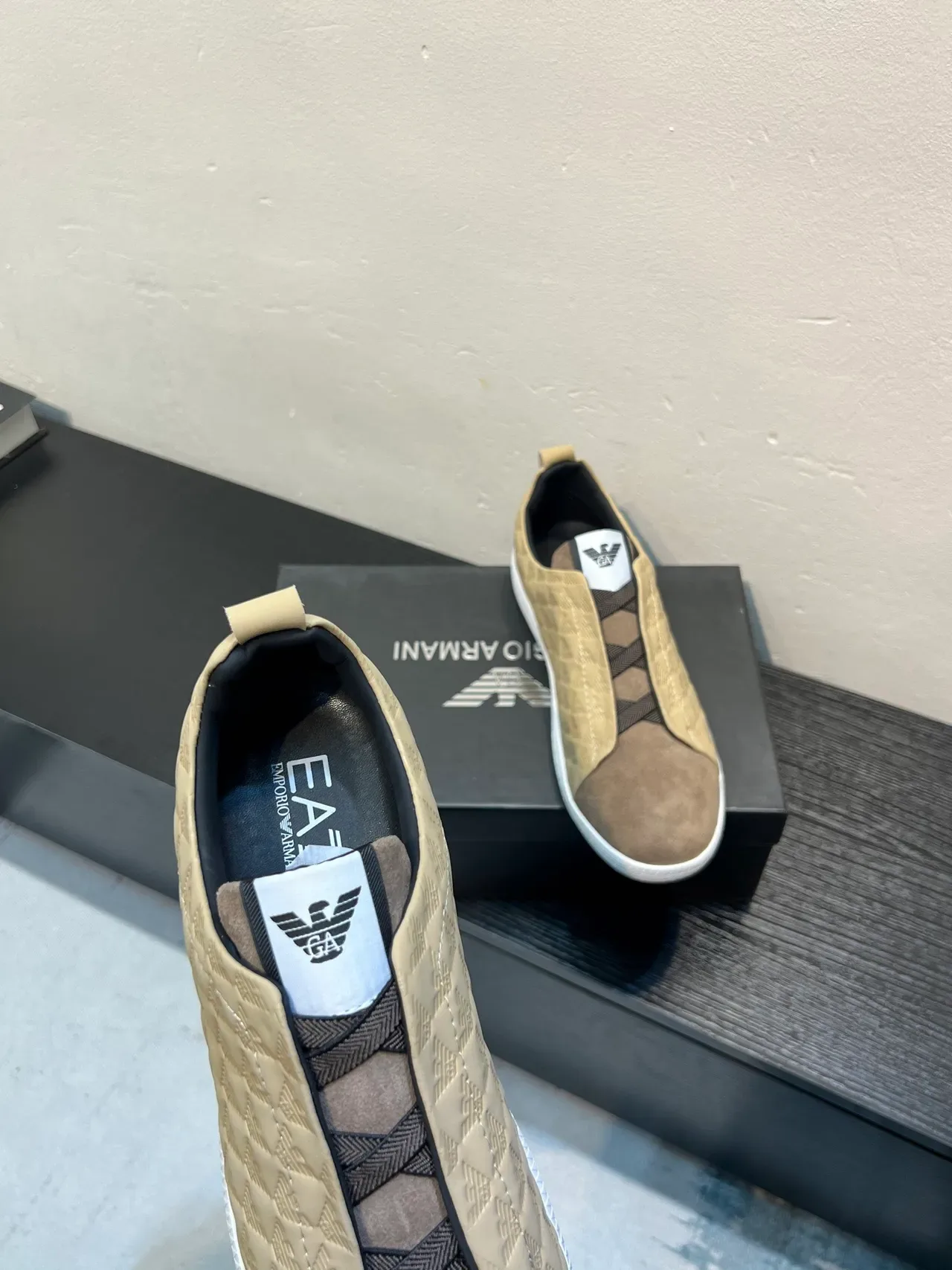 Giorgio Armani क्विल्टेड इगल मोटिफ स्लिप-ऑन लाइफस्टाइल स्नीकर 7