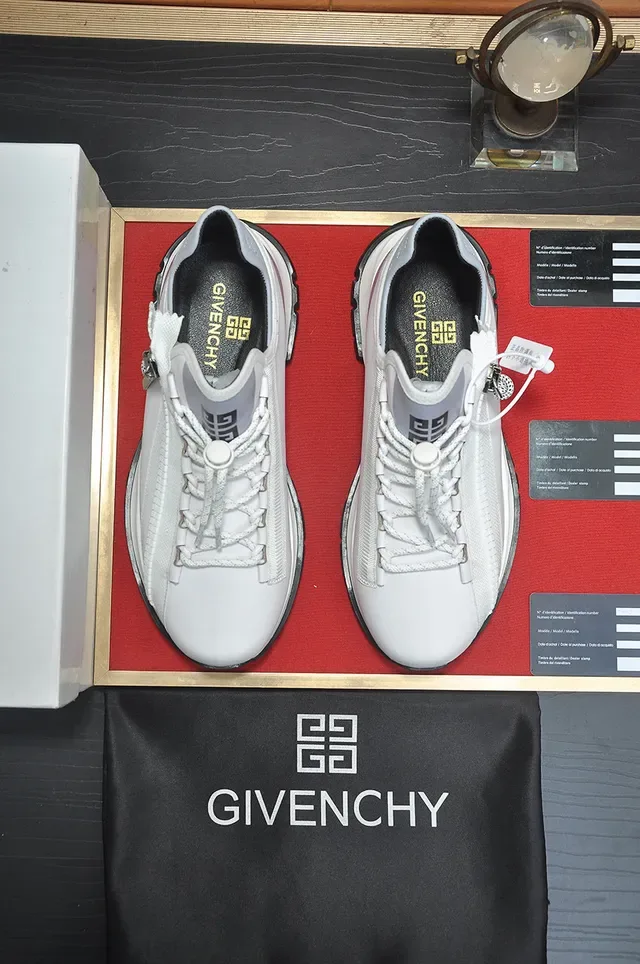 Givenchy City Sport सफेद और ग्रे लाइफस्टाइल स्नीकर 3