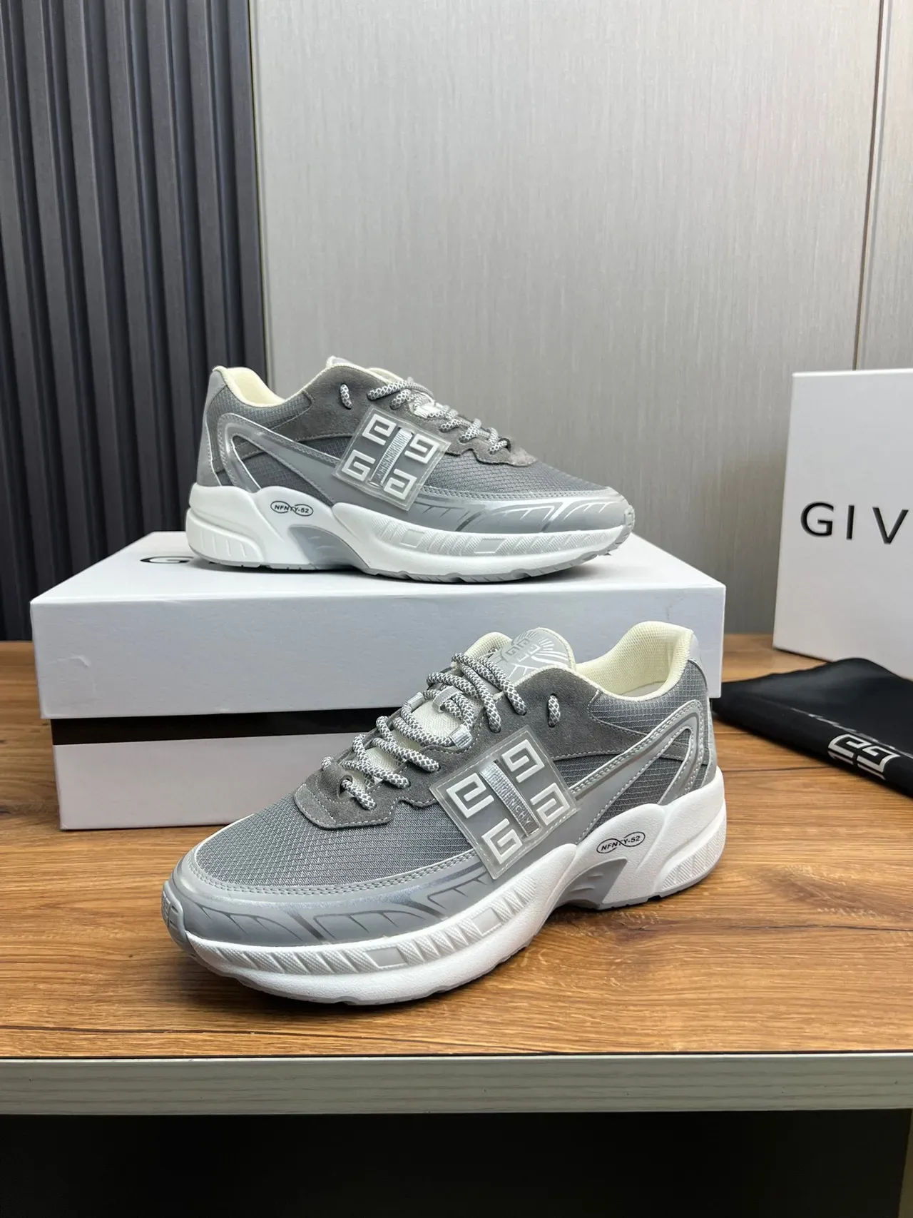 Givenchy ধূসর সাদা সোল মেশ-সুয়েড হাইব্রিড আপার চাঙ্কি স্নিকার 3