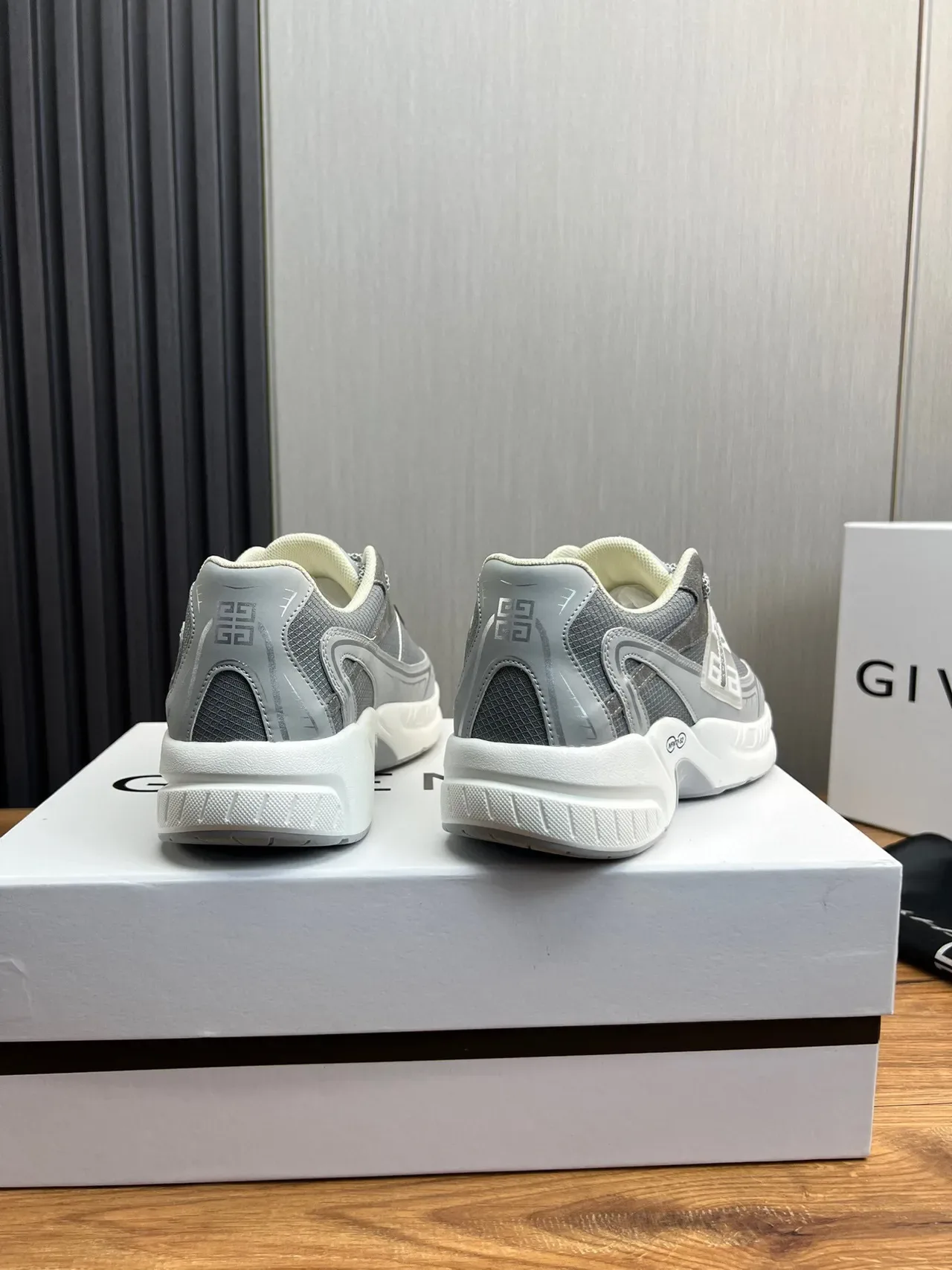 Givenchy ধূসর সাদা সোল মেশ-সুয়েড হাইব্রিড আপার চাঙ্কি স্নিকার 4