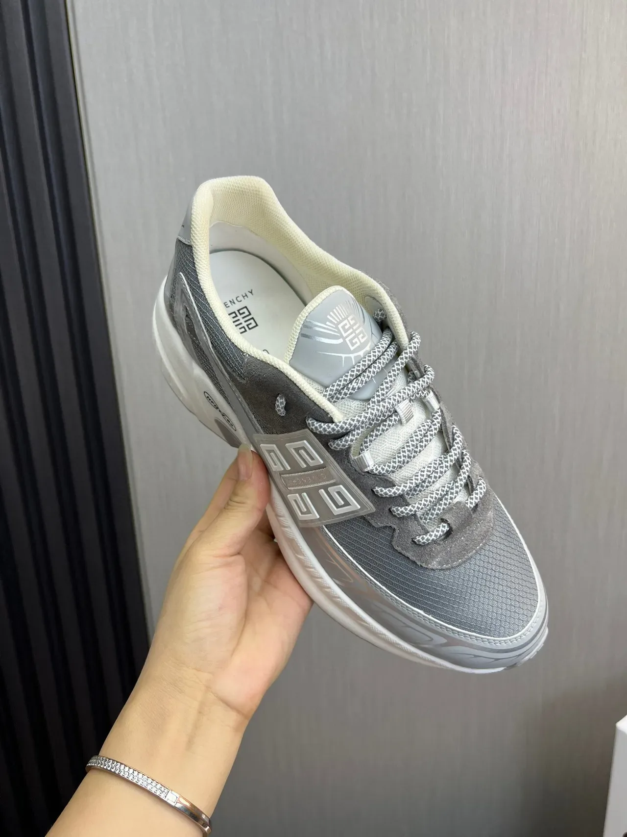 Givenchy ধূসর সাদা সোল মেশ-সুয়েড হাইব্রিড আপার চাঙ্কি স্নিকার 7