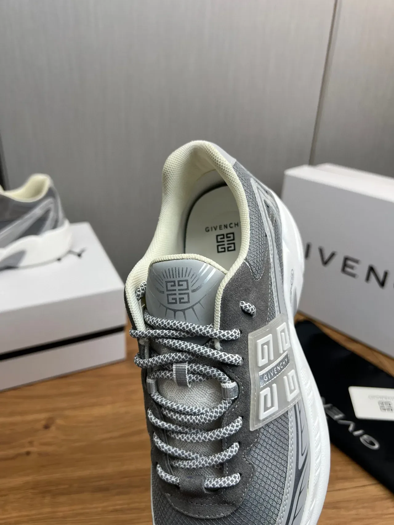 Givenchy ধূসর সাদা সোল মেশ-সুয়েড হাইব্রিড আপার চাঙ্কি স্নিকার 8