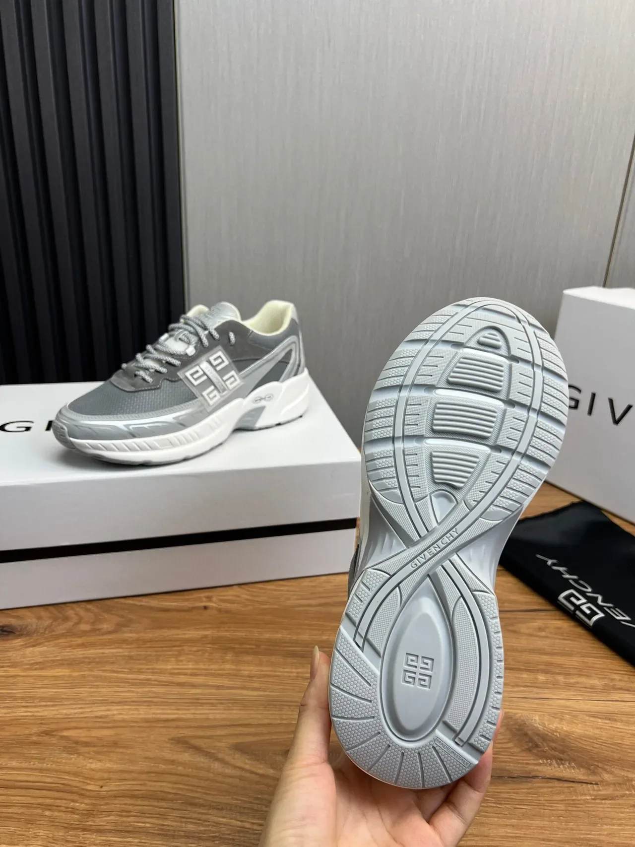 Givenchy ধূসর সাদা সোল মেশ-সুয়েড হাইব্রিড আপার চাঙ্কি স্নিকার 9