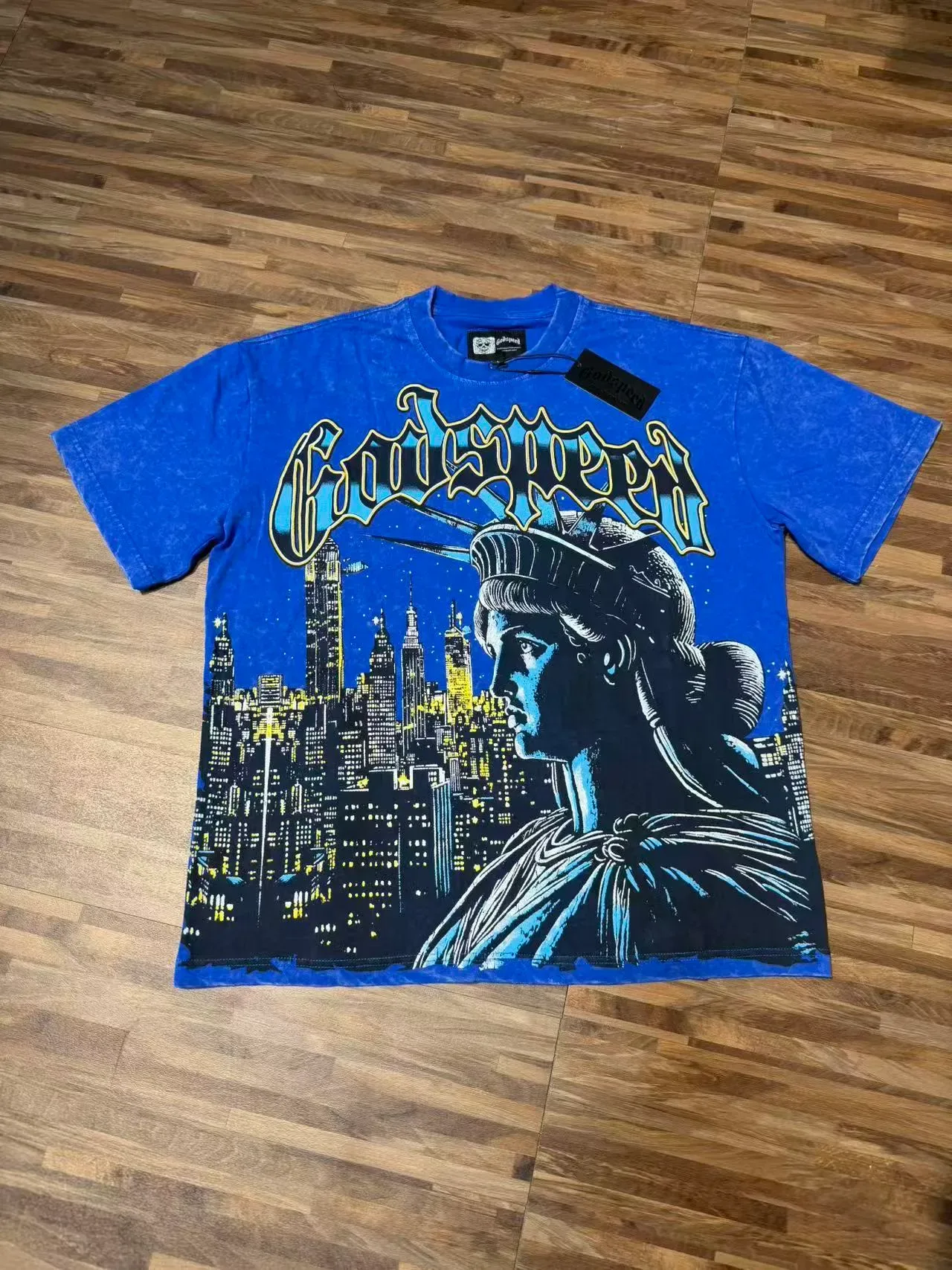 T-shirt Godspeed imprimé graphique paysage urbain bleu Statue de la Liberté 3