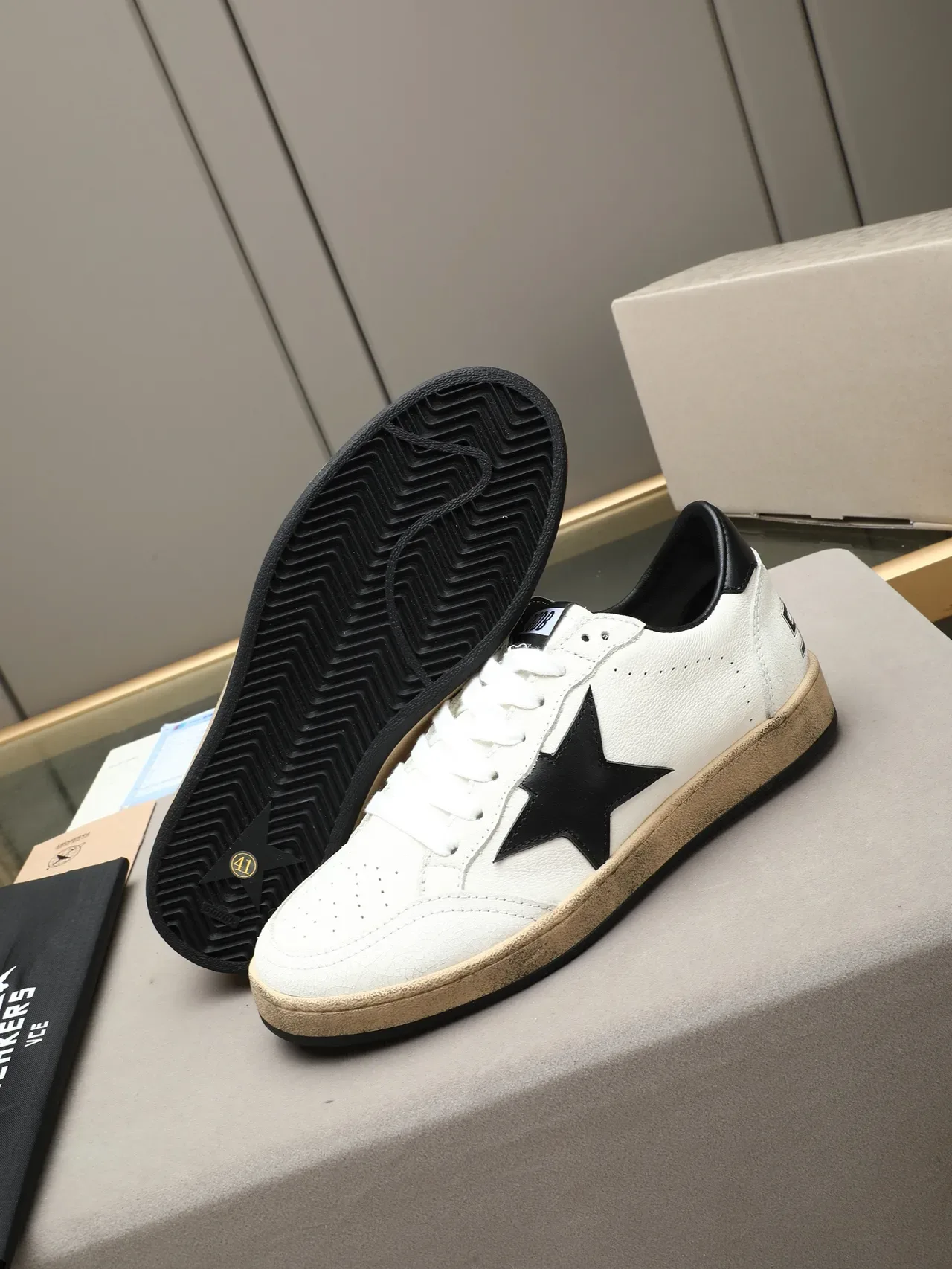 Golden Goose Ball Star 白黑星橡皮底生活方式运动鞋 4
