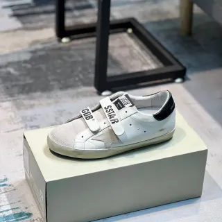 Golden Goose Super-Star Tênis lifestyle branco e bege com fechamento de tira