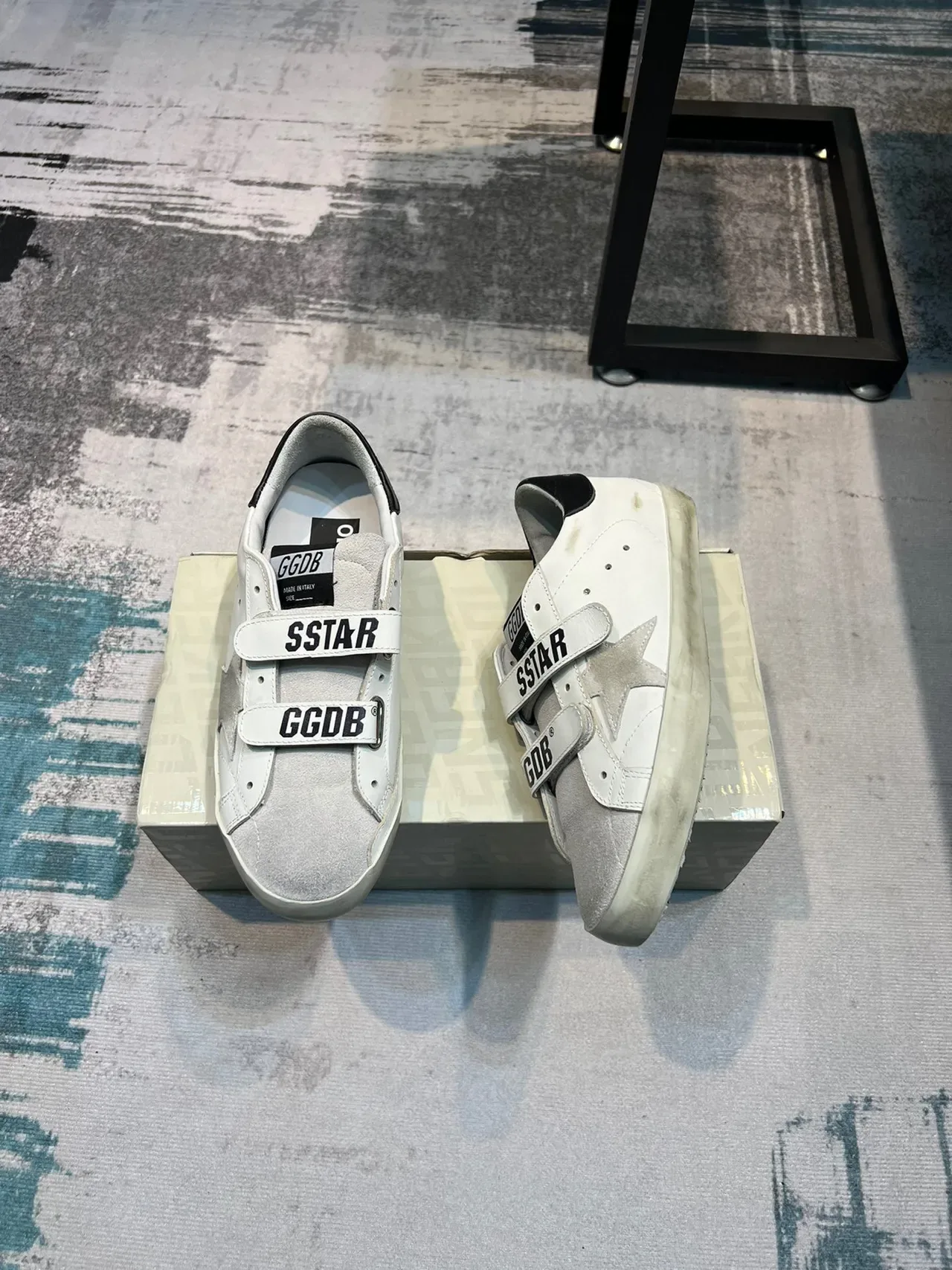Golden Goose Super-Star সাদা এবং বেইজ স্ট্র্যাপ-ক্লোজার লাইফস্টাইল স্নিকার 5