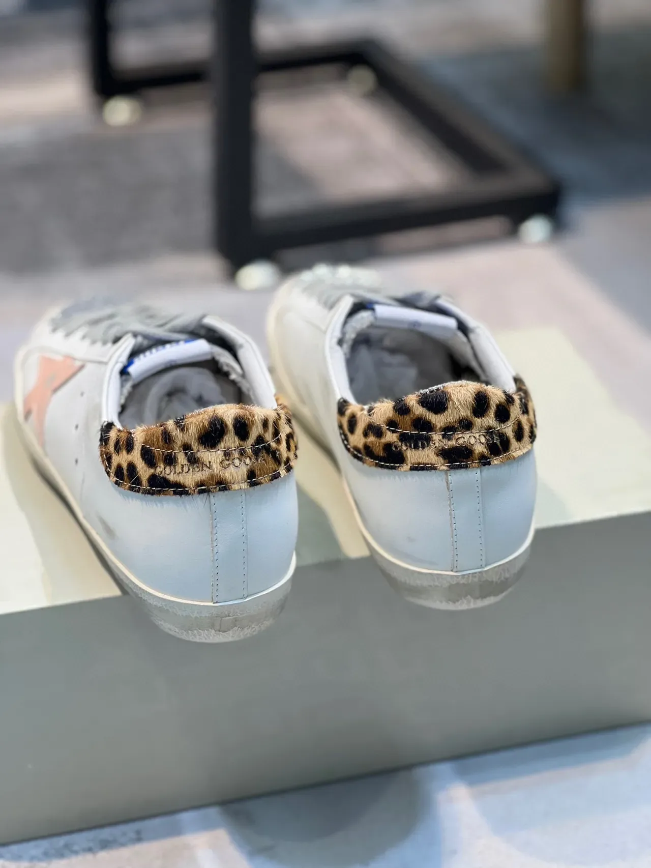 Golden Goose Superstar حذاء أسلوب حياة أبيض وردي نجم لامع طباعة الفهد كعب 2