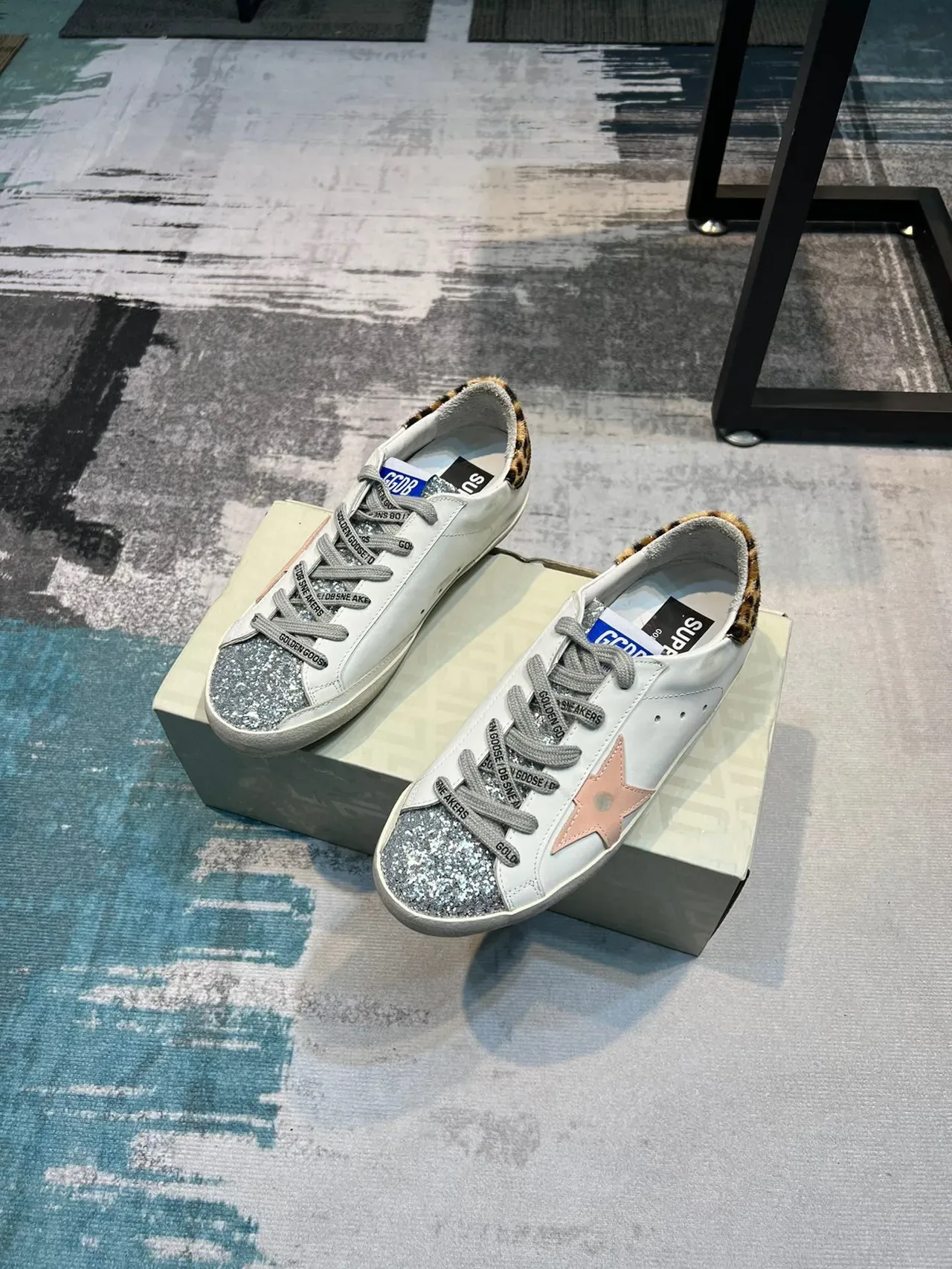Golden Goose Superstar حذاء أسلوب حياة أبيض وردي نجم لامع طباعة الفهد كعب 5