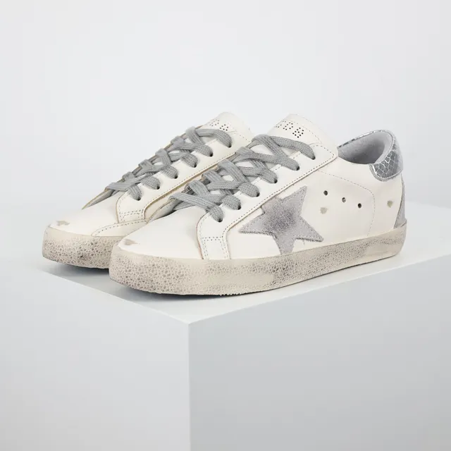 Golden Goose Superstar Baskets lifestyle blanches argentées semelle en caoutchouc distressed patch étoile métallique 2