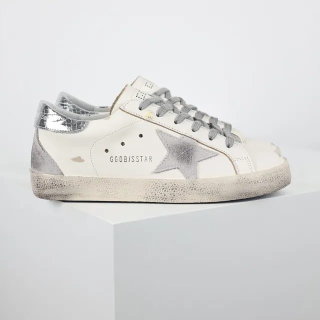 Golden Goose Superstar Baskets lifestyle blanches argentées semelle en caoutchouc distressed patch étoile métallique 3
