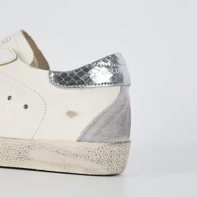Golden Goose Superstar Baskets lifestyle blanches argentées semelle en caoutchouc distressed patch étoile métallique 4