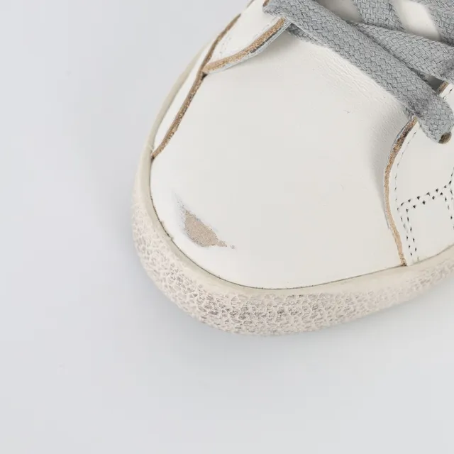 Golden Goose Superstar Baskets lifestyle blanches argentées semelle en caoutchouc distressed patch étoile métallique 5