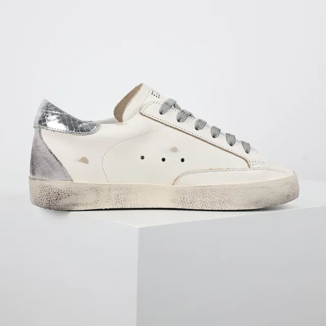 Golden Goose Superstar Baskets lifestyle blanches argentées semelle en caoutchouc distressed patch étoile métallique 7