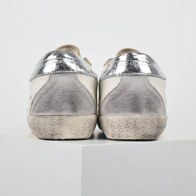 Golden Goose Superstar Baskets lifestyle blanches argentées semelle en caoutchouc distressed patch étoile métallique 8
