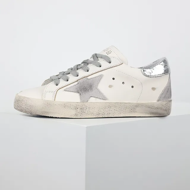 Golden Goose Superstar Baskets lifestyle blanches argentées semelle en caoutchouc distressed patch étoile métallique 9