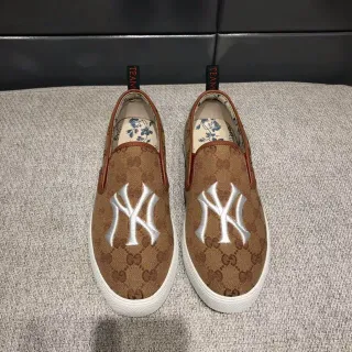 Gucci Ace भूरा सफेद GG Supreme एम्ब्रॉयडर्ड NY लोगो कैनवास जूते