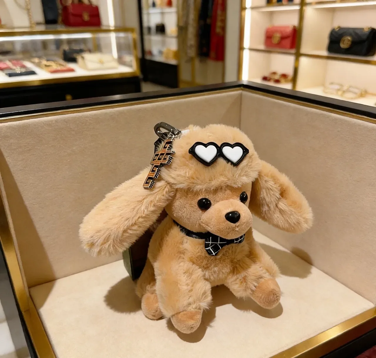 Gucci बेज काला प्लश कुत्ता सिल्हूट चेकर्ड बाउ टाई फोन एक्सेसरी 2