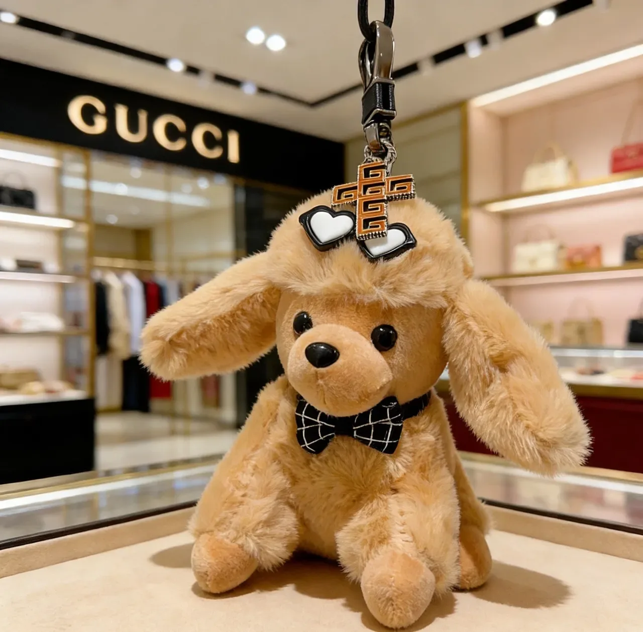 Gucci बेज काला प्लश कुत्ता सिल्हूट चेकर्ड बाउ टाई फोन एक्सेसरी 4