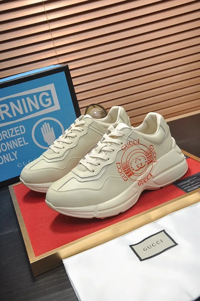 Gucci Sneakers Chunky Beige Semelle Rouge Panel Latéral Impression Logo 4