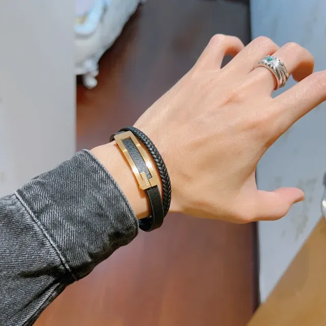 Bracelete Gucci Couro Trançado Preto Placa Tom Dourado 2