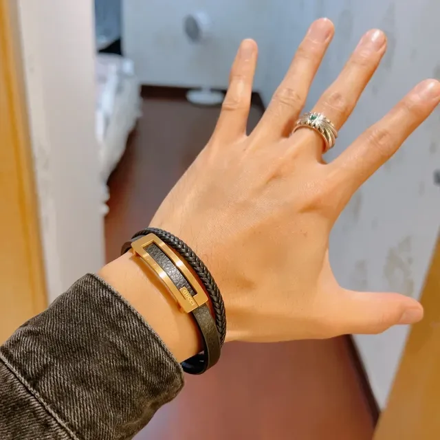 Bracelete Gucci Couro Trançado Preto Placa Tom Dourado 5