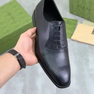 Gucci काला दानेदार चमड़े का कैप टो ऑक्सफोर्ड जूते