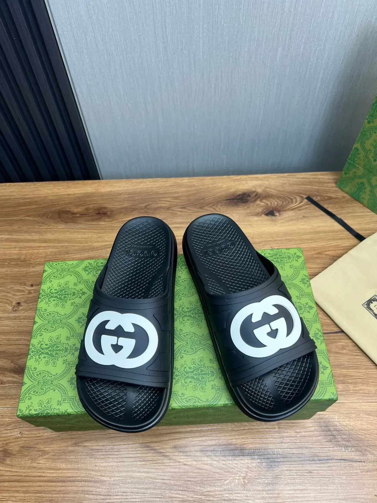 Gucci কালো সাদা মোল্ডেড রাবার সিঙ্গেল স্ট্র্যাপ স্লিপার্স 2