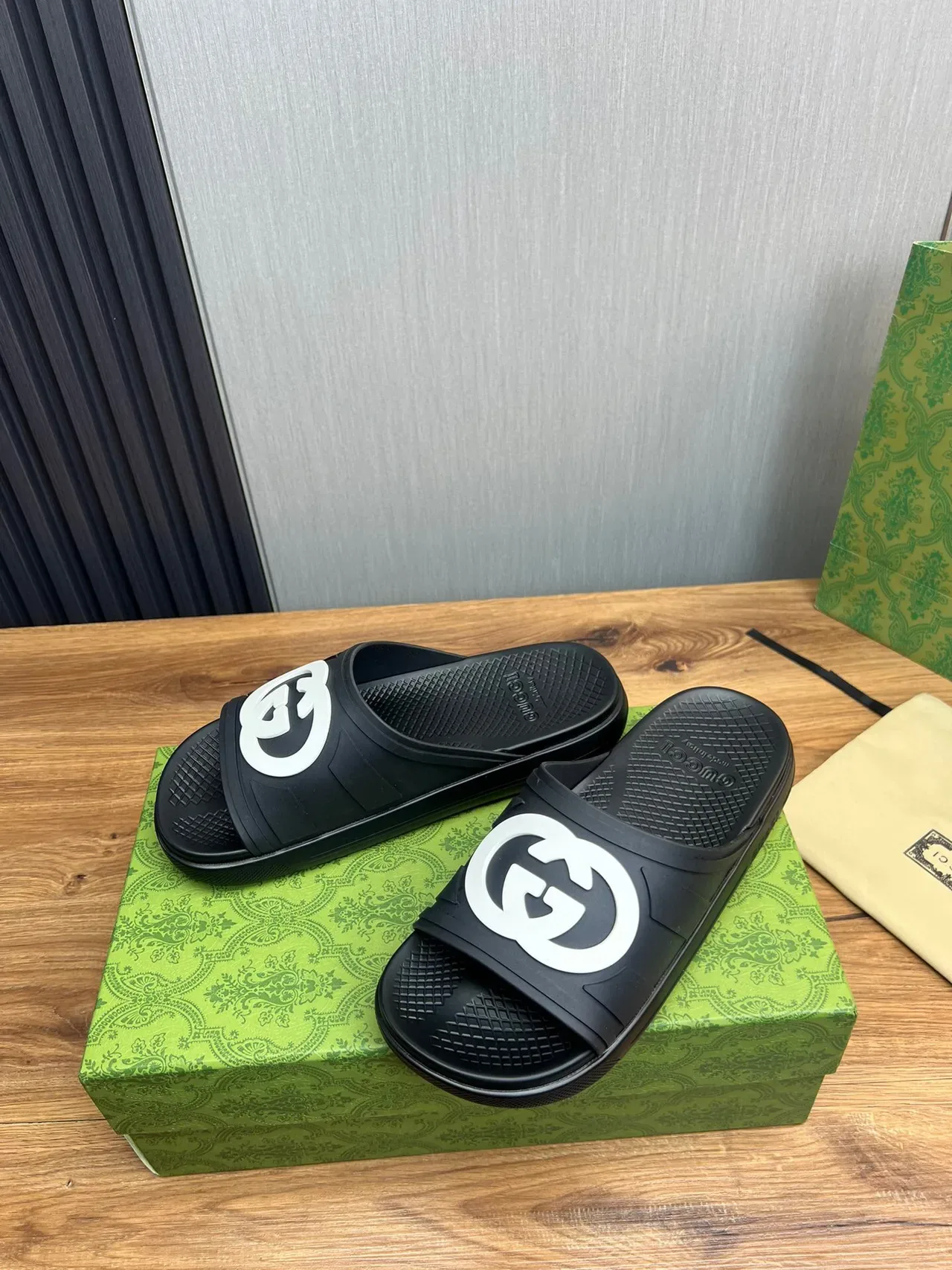 Gucci কালো সাদা মোল্ডেড রাবার সিঙ্গেল স্ট্র্যাপ স্লিপার্স 3