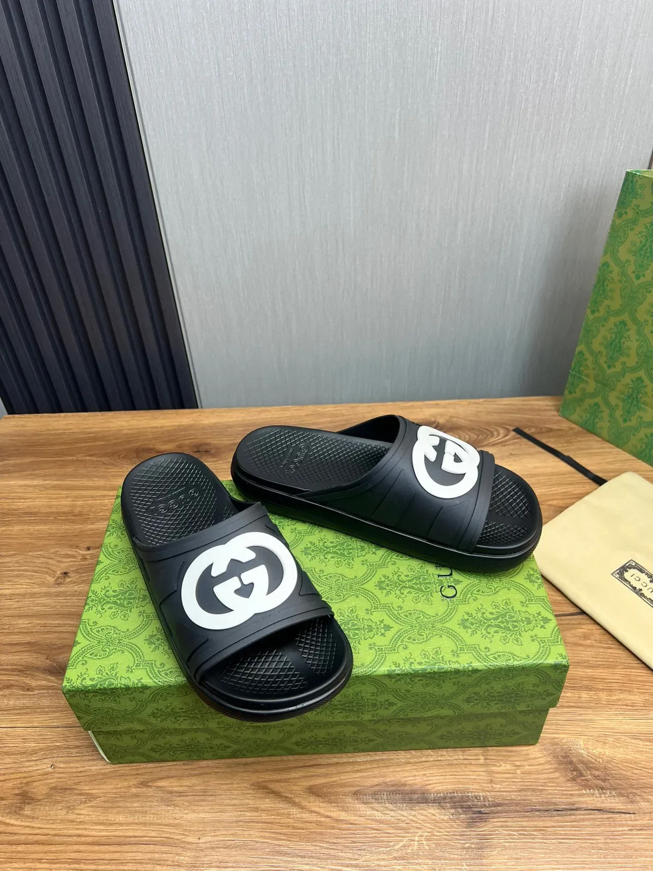 Gucci কালো সাদা মোল্ডেড রাবার সিঙ্গেল স্ট্র্যাপ স্লিপার্স 4