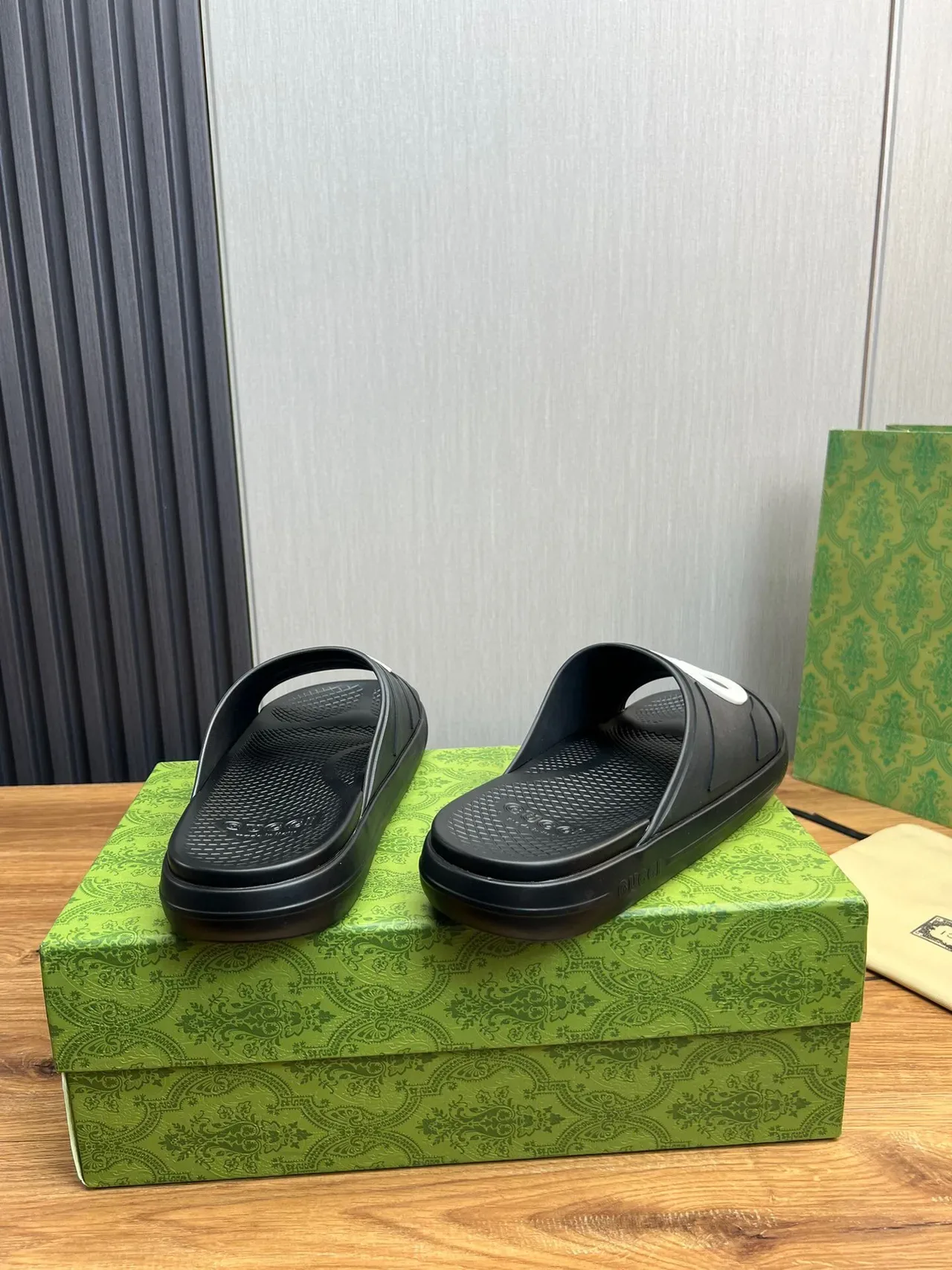 Gucci কালো সাদা মোল্ডেড রাবার সিঙ্গেল স্ট্র্যাপ স্লিপার্স 5
