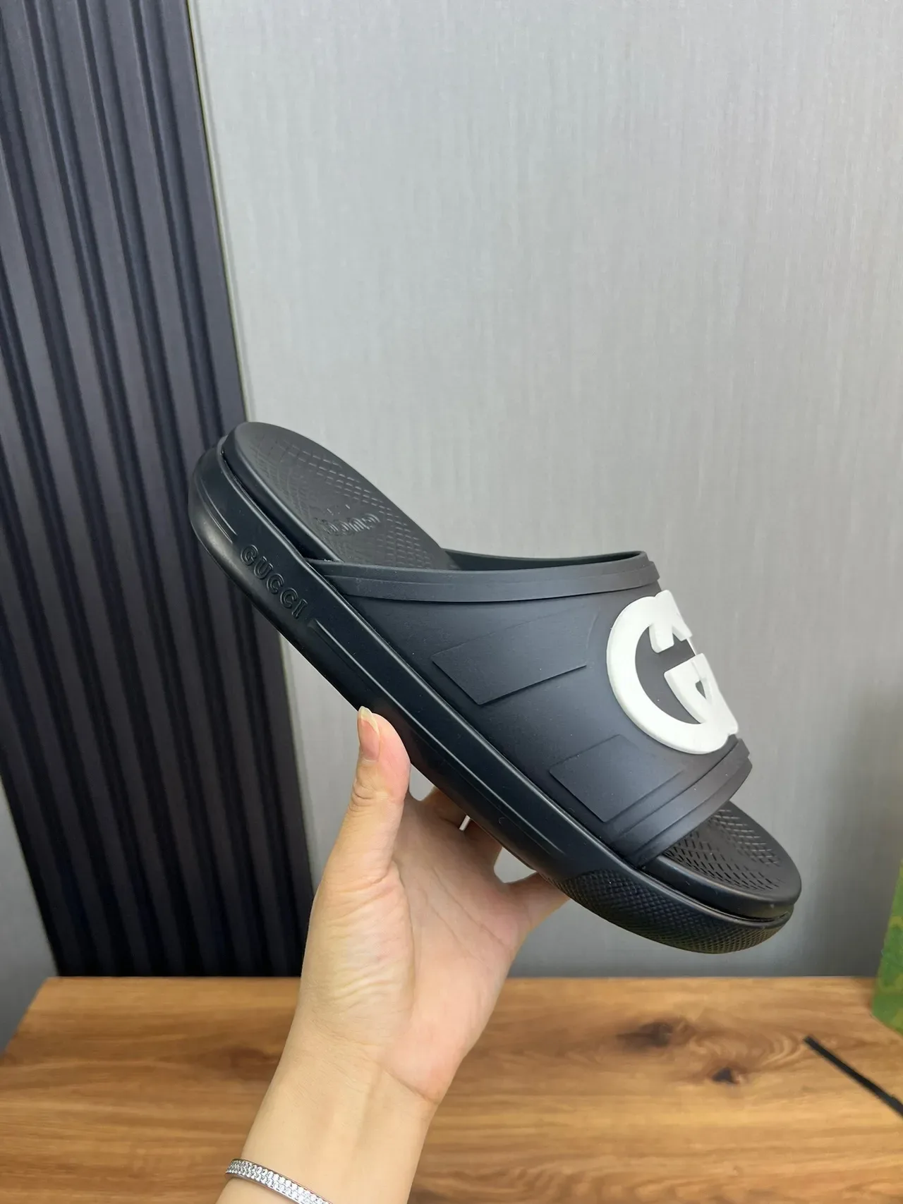 Gucci কালো সাদা মোল্ডেড রাবার সিঙ্গেল স্ট্র্যাপ স্লিপার্স 6