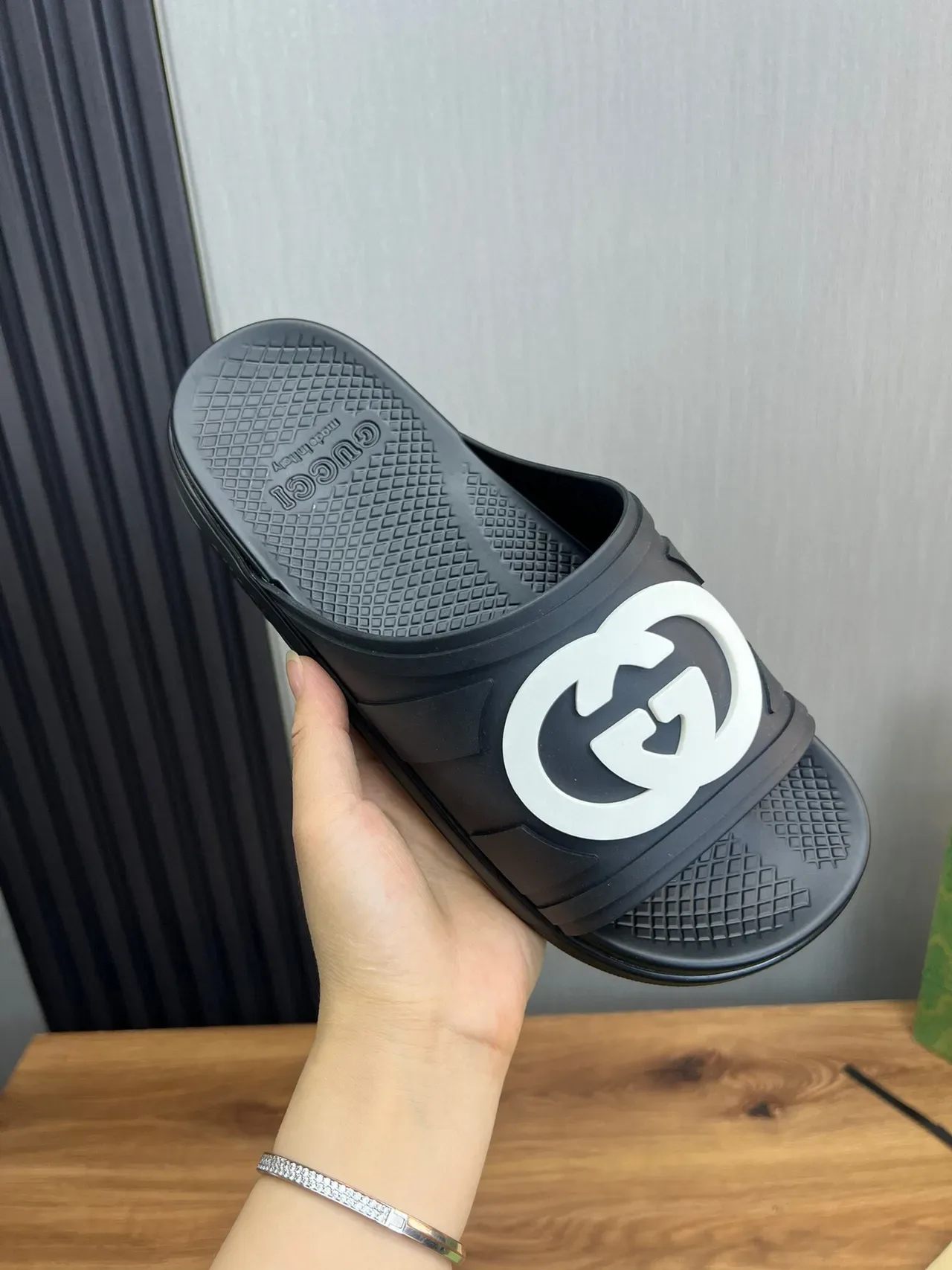 Gucci কালো সাদা মোল্ডেড রাবার সিঙ্গেল স্ট্র্যাপ স্লিপার্স 7
