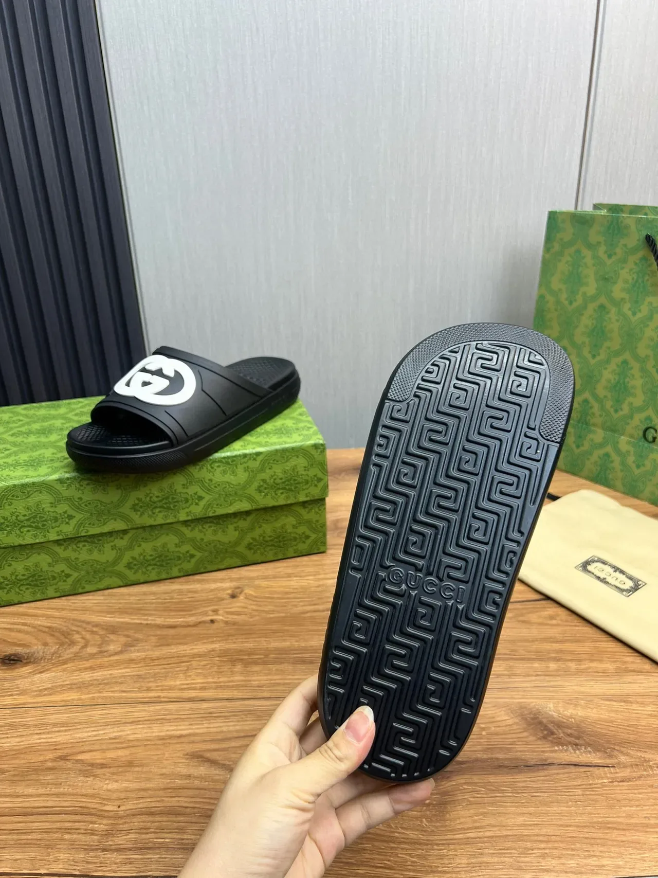 Gucci কালো সাদা মোল্ডেড রাবার সিঙ্গেল স্ট্র্যাপ স্লিপার্স 8