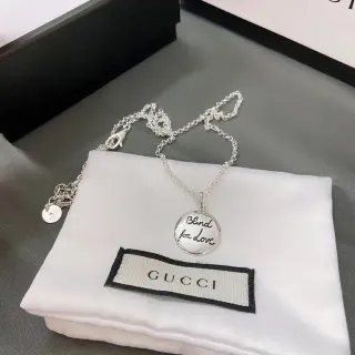 Gucci Blind for Love Colar Pingente Circular de Prata