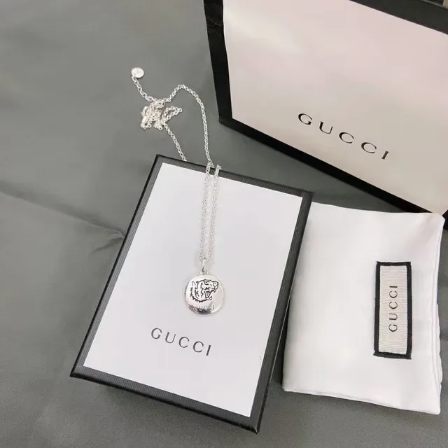 Gucci Blind for Love Circular Pendant Silver Necklace 5