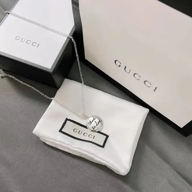 Gucci Blind for Love Circular Pendant Silver Necklace 7