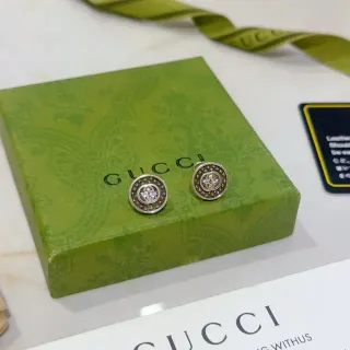 Gucci ক্রিস্টাল-ইম্বেলিশড গোল স্টাড কানের দুল