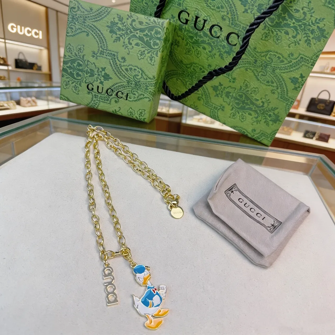 Gucci Donald Duck Enamel Charm Gold-Tone Collier 3